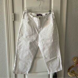 Gloria Vanderbilt White Amanda Denim Capris. Size 12